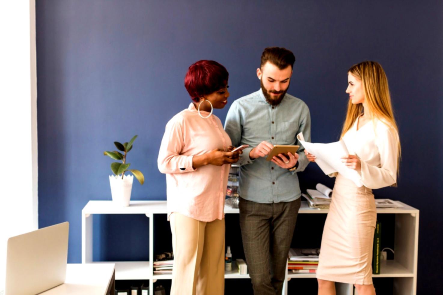 Finanzielle Dokumente und Berechnungen auf einem Schreibtisch