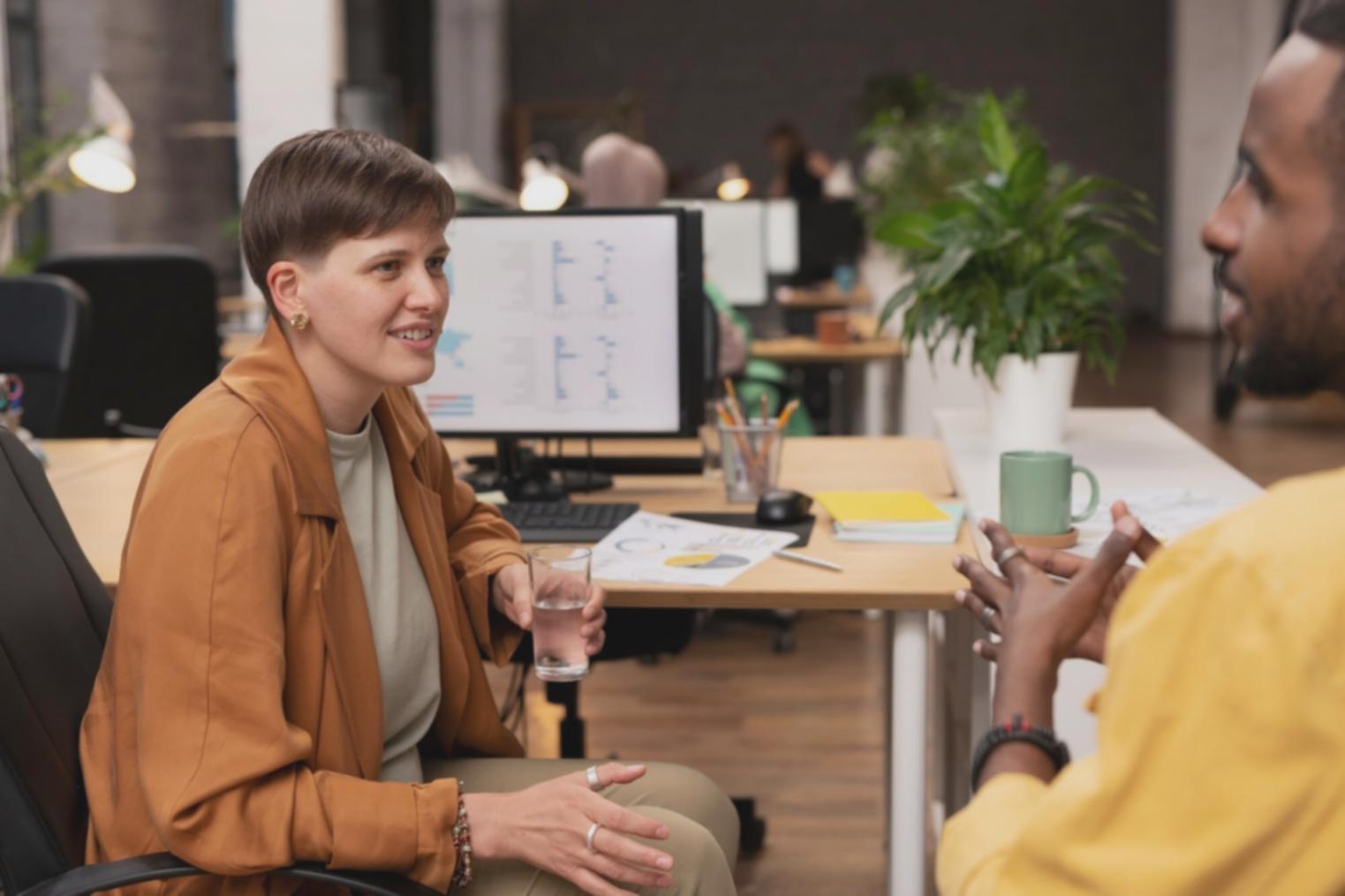 Detaillierte Cashflow-Analyse mit verschiedenen Szenarien auf mehreren Monitoren